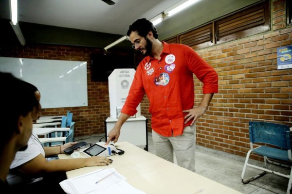 Túlio Gadelha vota com Raquel Lyra e critica polarização política