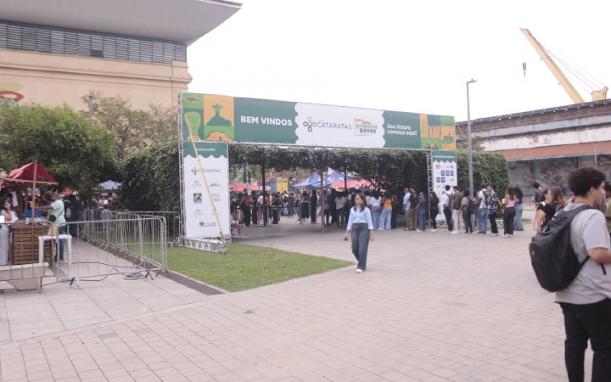 Feira de emprego atrai centenas em frente ao AquaRio