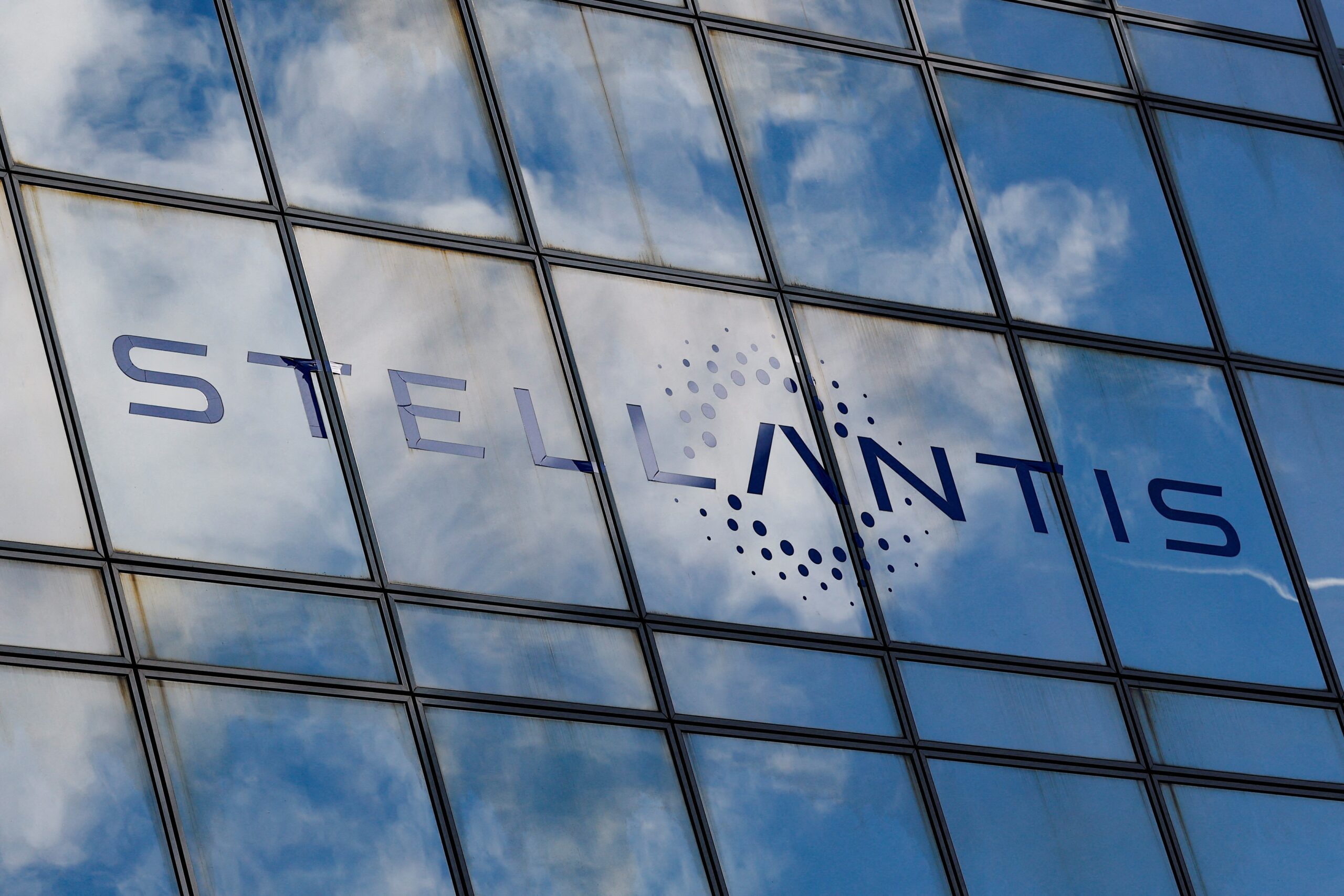 Stellantis reafirma metas financeiras em meio à reestruturação