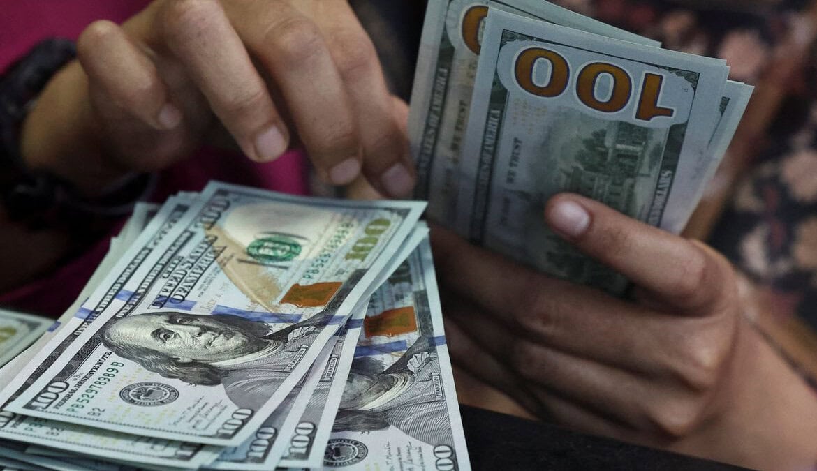 Dólar recua quase 1% e Ibovespa cai após reeleição de Lula