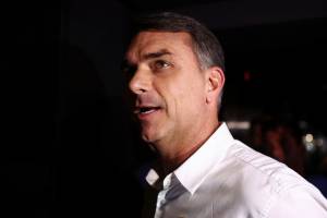 Flávio Bolsonaro apoia PEC que extingue escala 6×1, mas não debateu o tema
