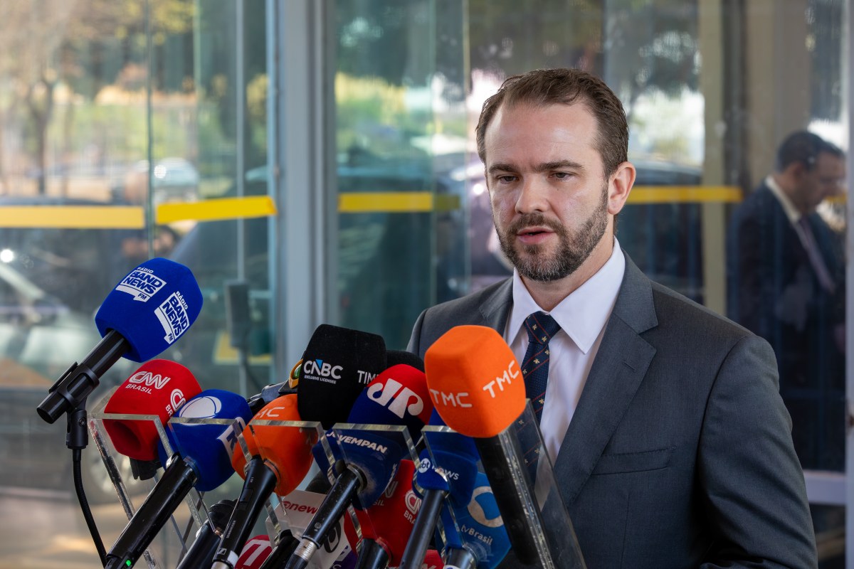 Durigan critica proposta de Flávio Bolsonaro sobre suspensão de dívidas