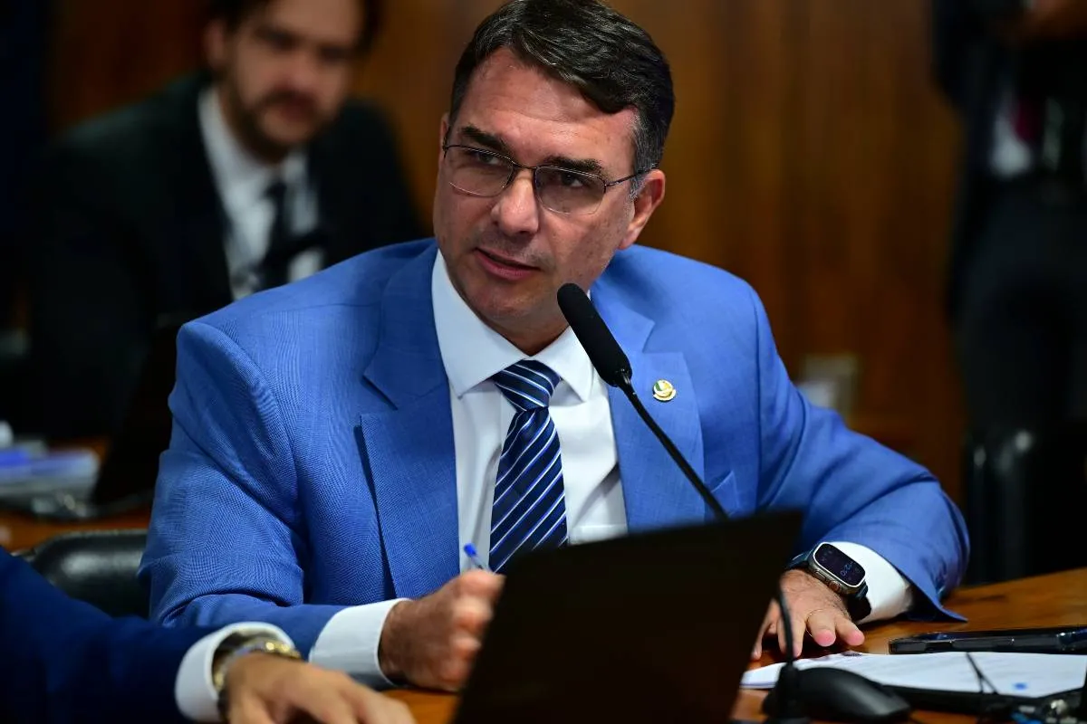 Flávio Bolsonaro planeja cortar R$ 200 bilhões do Orçamento federal