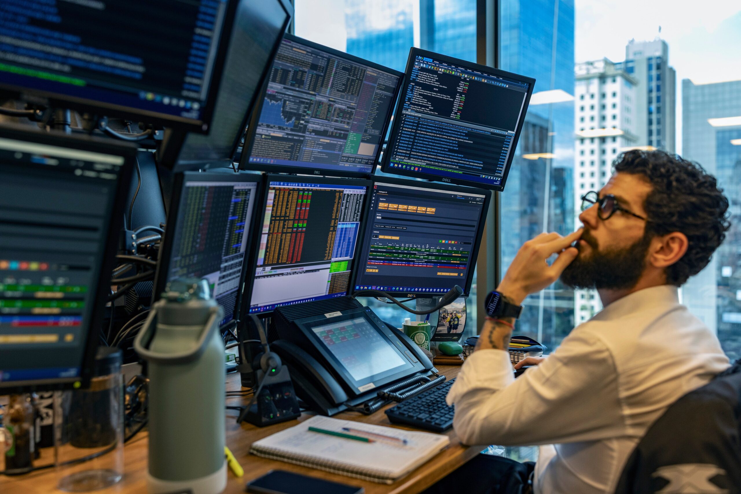 Mercado financeiro reage a resultados eleitorais com alta do dólar e queda da bolsa