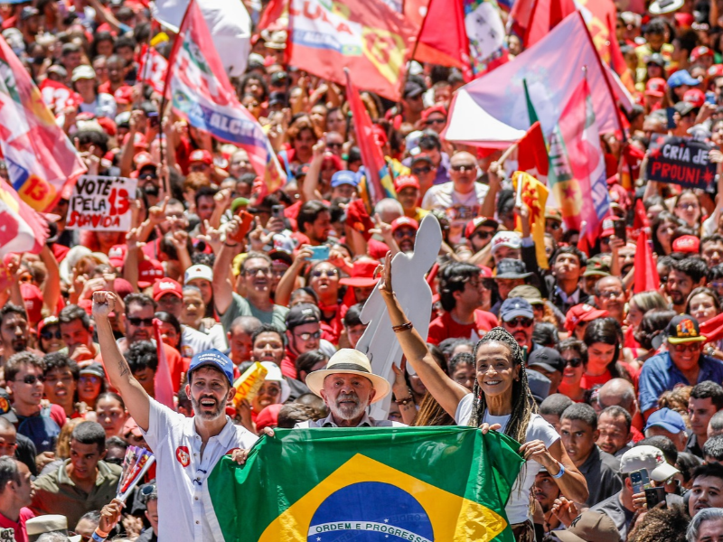 Lula defende redução da jornada de trabalho e responsabilização por rombo no BRB