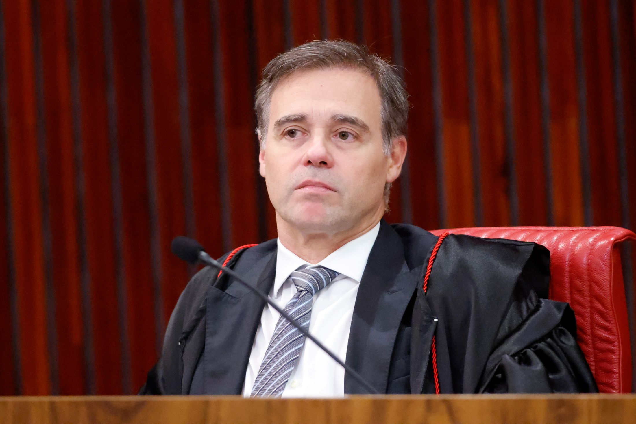TSE proíbe PT de anúncios negativos e CUT de posts contra Flávio Bolsonaro