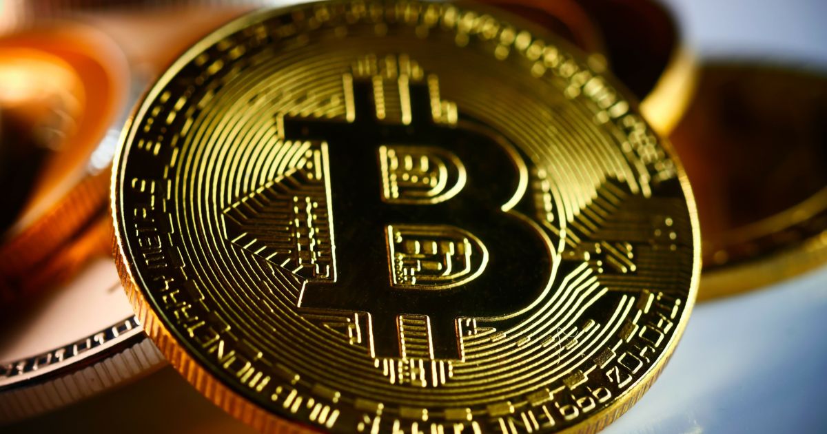 Bitcoin se recupera, mas limitações persistem devido a expectativas do Fed