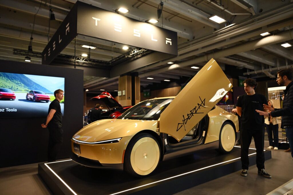 Carros chineses desafiam Tesla em testes de direção autônoma no caos de Paris